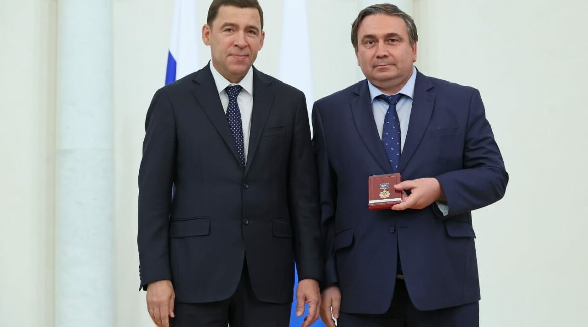 Евгений Куйвашев вручил ведомственные награды Минэнерго России Николаю Смирнову и Игорю Чикризову